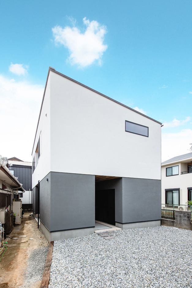 ハウスコネクト【デザイン住宅、収納力、間取り】白とグレーのコントラストが美しい外観デザイン。玄関が一体どこにあるのかわからないのがいい