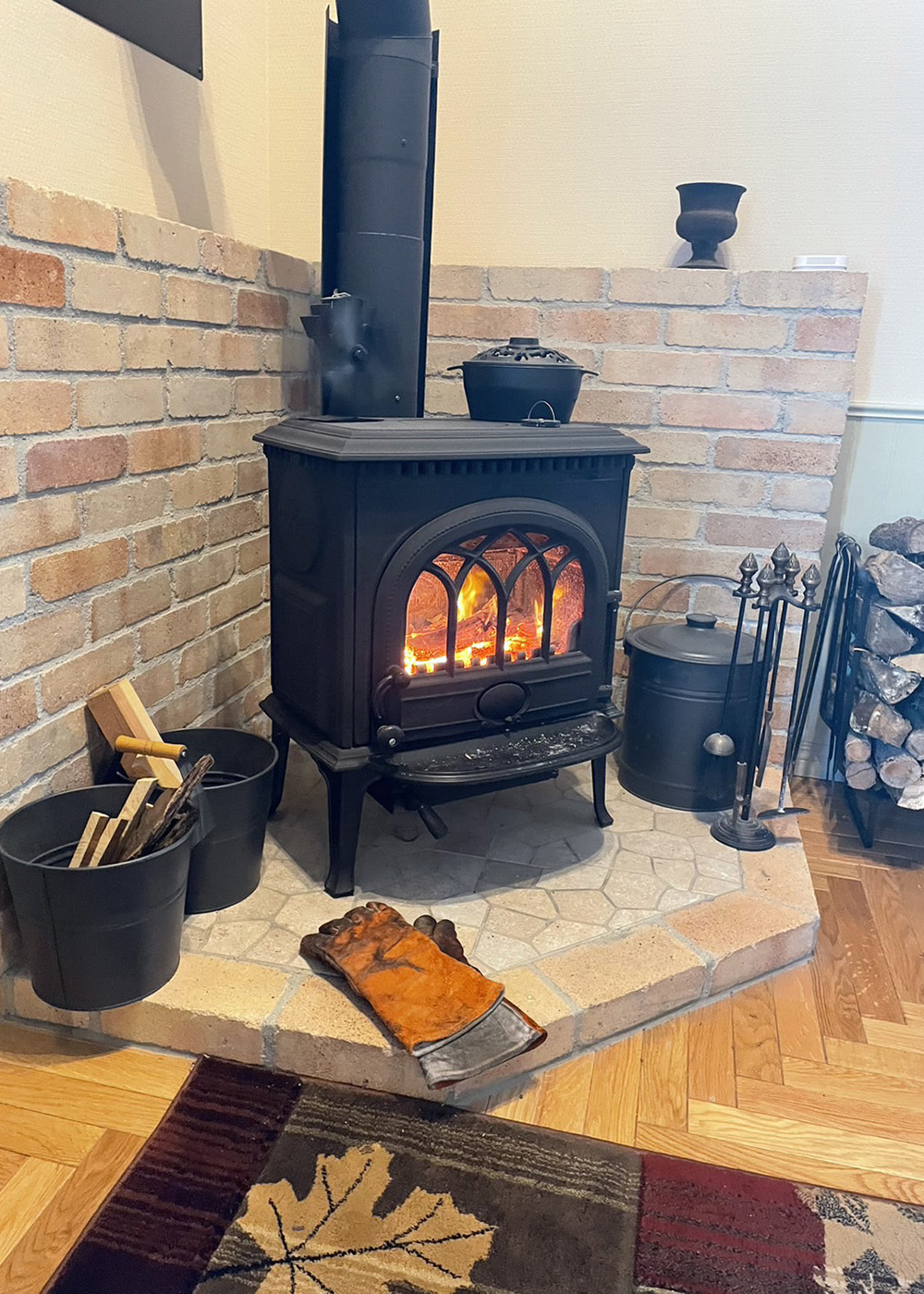 リンゾー【輸入住宅、ガレージ、デザイン住宅】暖をとると同時に家族団らんを育む薪ストーブ