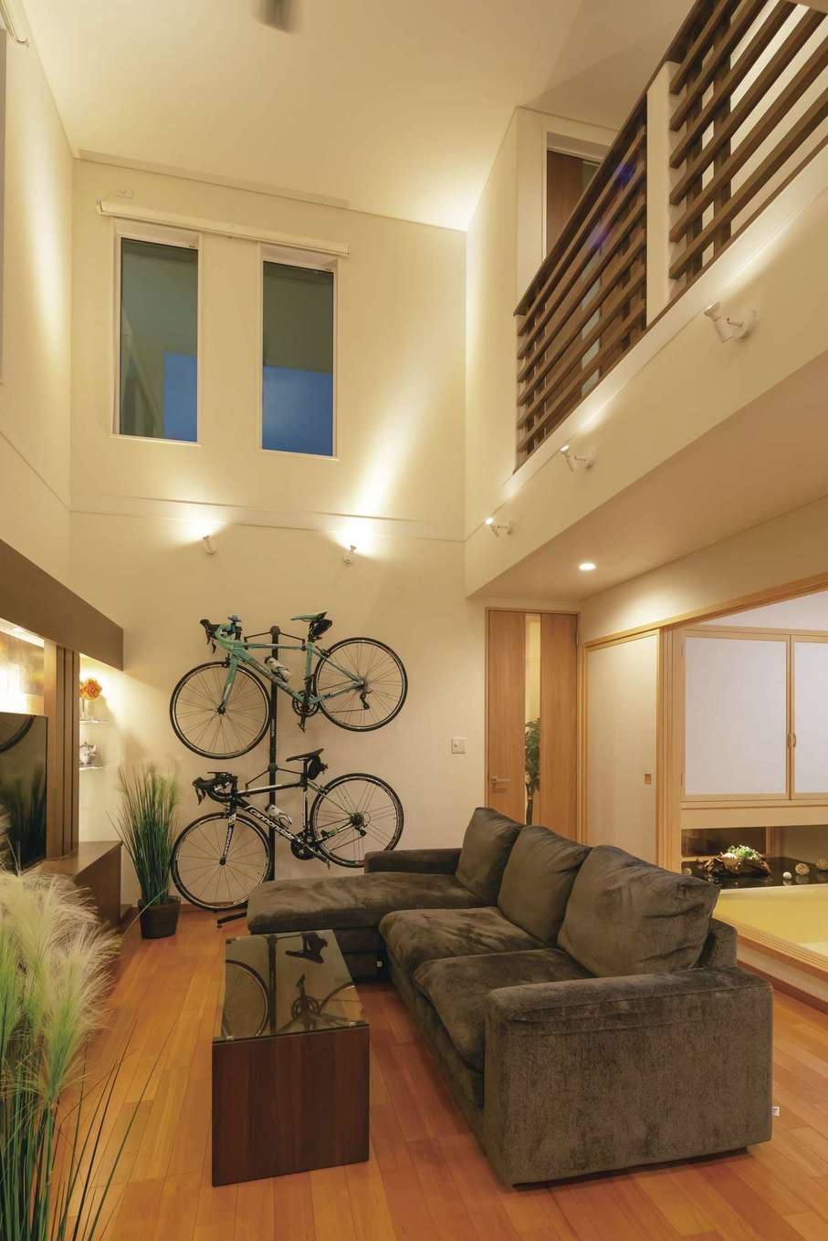 住宅工房 アリアンス【デザイン住宅、趣味、間取り】これほどの大空間でも、高性能断熱材「アイシネン」と16mmペアガラスにより、家中どこにいても温度差がなく年中快適。夫妻が通勤に使っているロード用自転車がインテリアの一部になっている