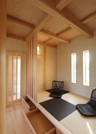 3畳の畳コーナー。小上がり部分は収納として活用