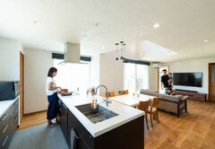 リビングが見渡せる広々としたオープンキッチン。床面はタイルで日々のお手入れがしやすい