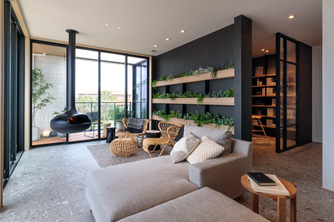 緑あふれるセカンドリビング。夜は暖炉を囲みながら、ご夫婦の時間をゆったりと過ごしませんか？ 