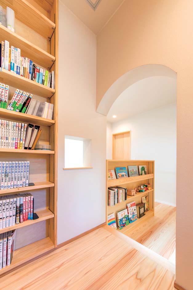 仲田工務店【デザイン住宅、子育て、間取り】2階の階段横はご主人が希望した図書コーナー。本棚の反対側に段差を利用した造り付けのカウンターデスクがある
