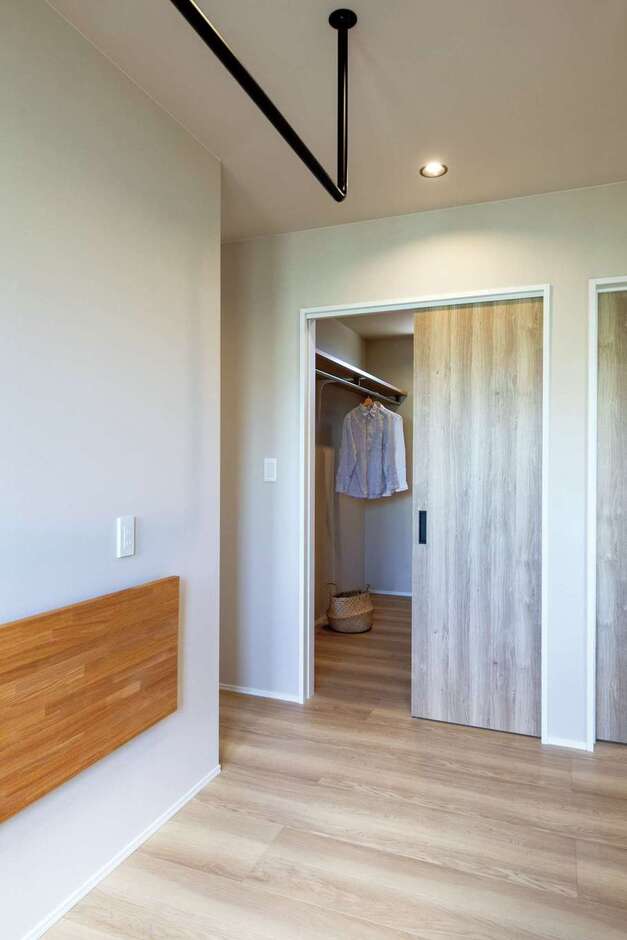 ランドリルームの向かいには、ファミリークローゼットを配置。片付け作業も、最短動線のおかげでストレスフリーに