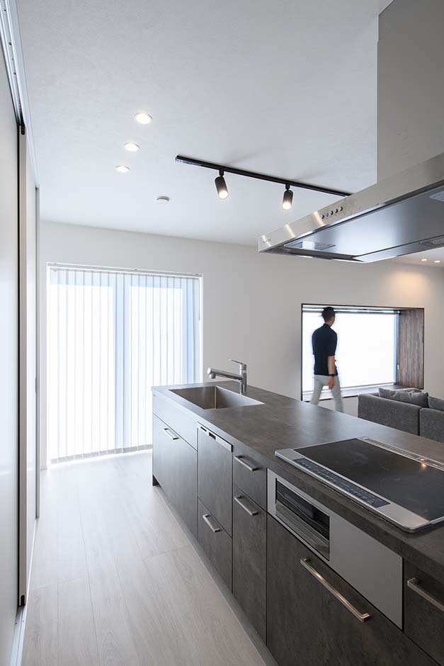 平屋建築ブルーハウス【デザイン住宅、間取り、建築家】キッチンはグラフテクトのペニンシュラに。スタイリッシュなデザインがY邸の雰囲気とピッタリマッチしている