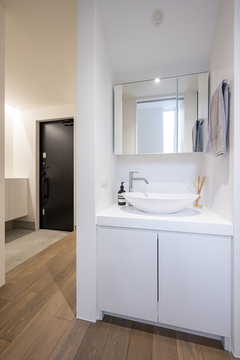 玄関横に洗面台を配置。玄関を上がってすぐに手洗いできるのが便利。「帰宅したらまず手を洗う」が習慣になりつつあるライフスタイルにフィットしたプランニングといえるだろう