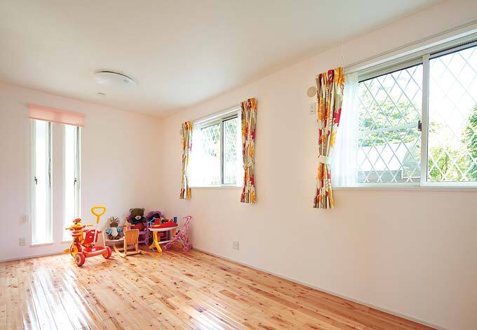 子ども部屋はナチュラルな色の床材で明るく