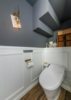 K邸では階段下のスペースをトイレに。腰壁にモールディングを取り入れ、デザイン性を高めている