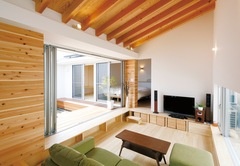 床から一段下げたリビングスペースが落ち着く