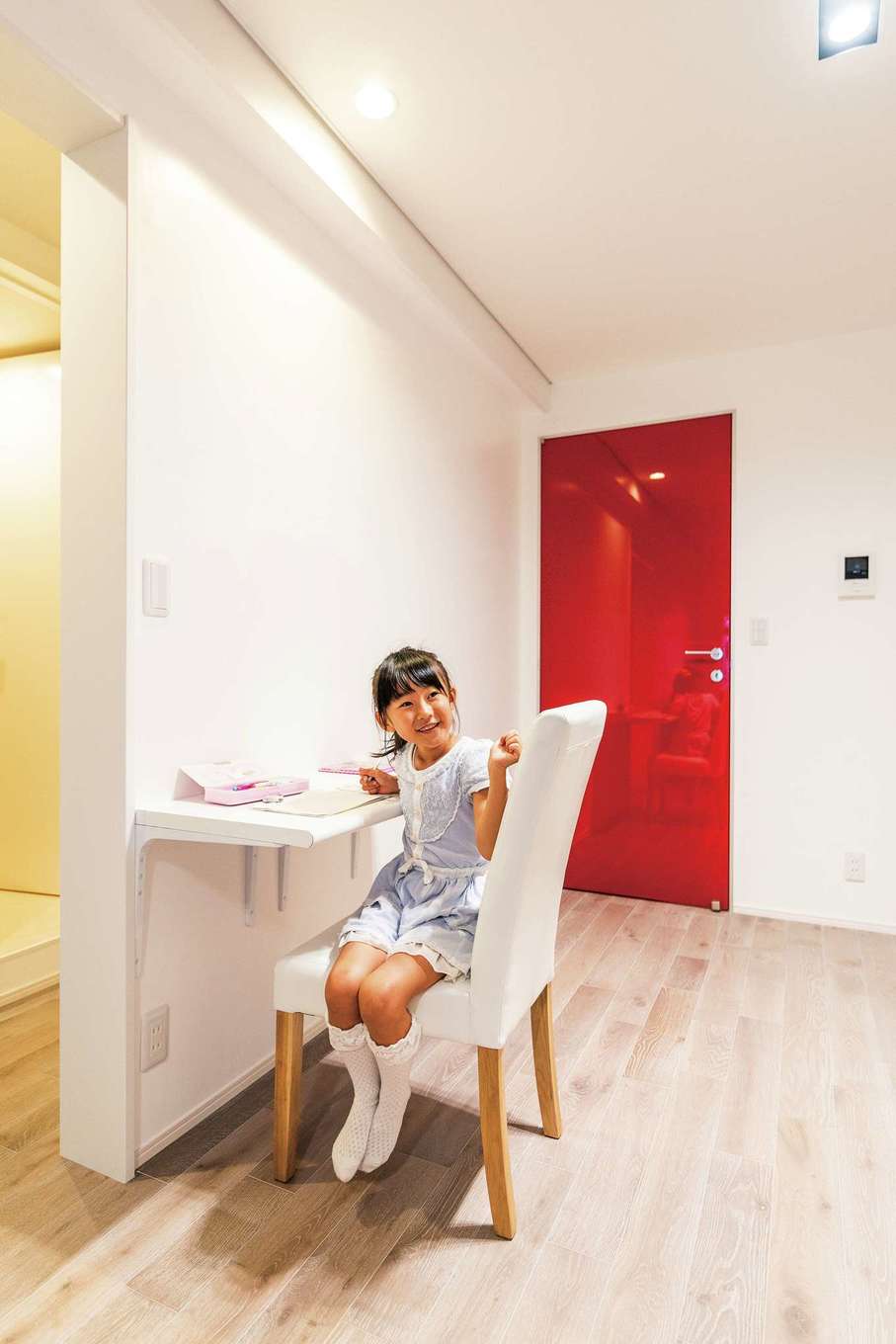 nattoku住宅｜リビングの一角にカウンターを造作し、子どものスタディコーナーに