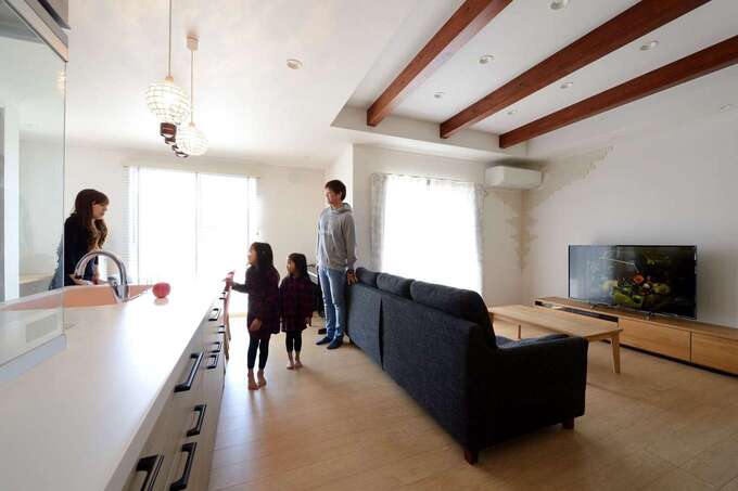 デザインと機能性を兼ね備えたアイランドキッチンは、ただ料理をするための設備ではなく、もはやインテリアの主役に。圧倒的な存在感が安心を与え、家族のコミュニケーションを育む役目も担っている