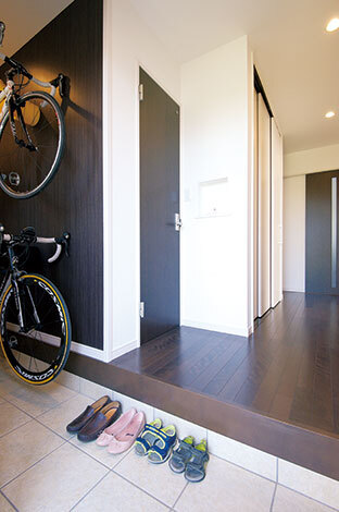 自転車が趣味のご主人のために土間に専用収納を確保