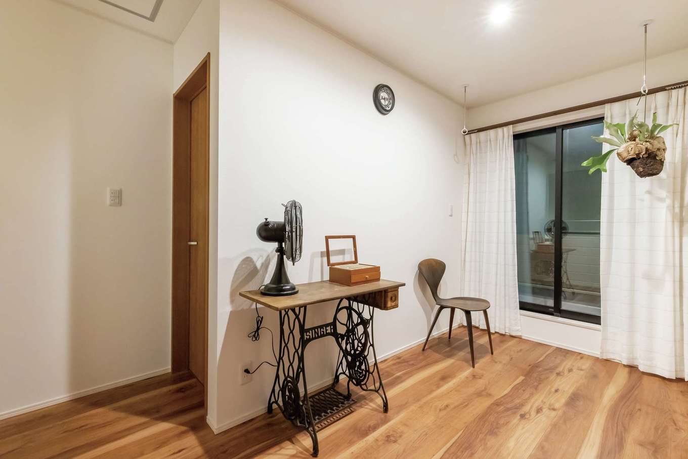 JUST LUCKY HOUSE（山田工務店）【デザイン住宅、ガレージ、インテリア】2階のフリースペース。部屋干しとして使うほか、セカンドリビングとしても活躍。家族でくつろぐことができる