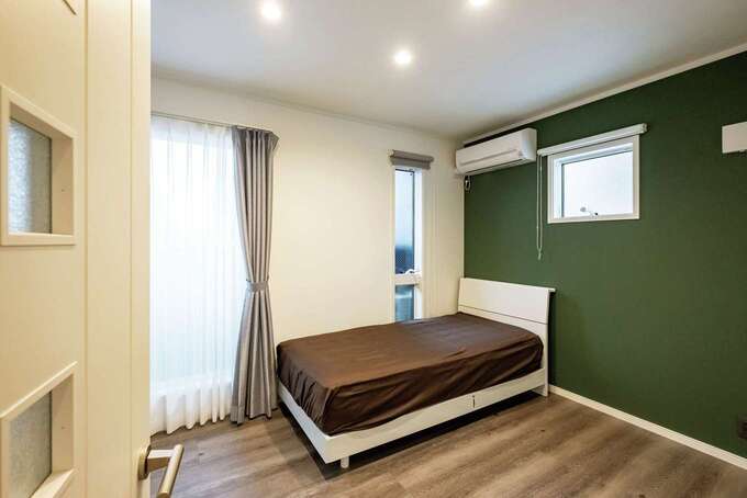 将来子ども部屋にする予定の3階洋室。今はゲストルームとして活用。壁紙は少しだけ色を付けた