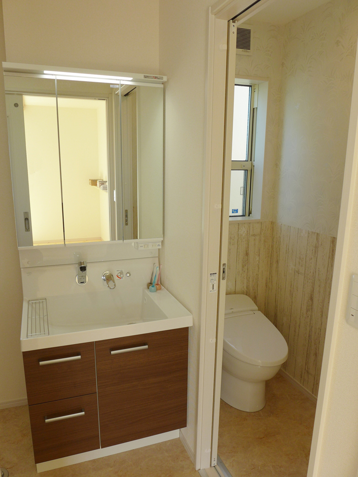 建築システム（狭小住宅専門店）【収納力、二世帯住宅、間取り】トイレのクロスも腰高から下を木目調にして雰囲気を演出