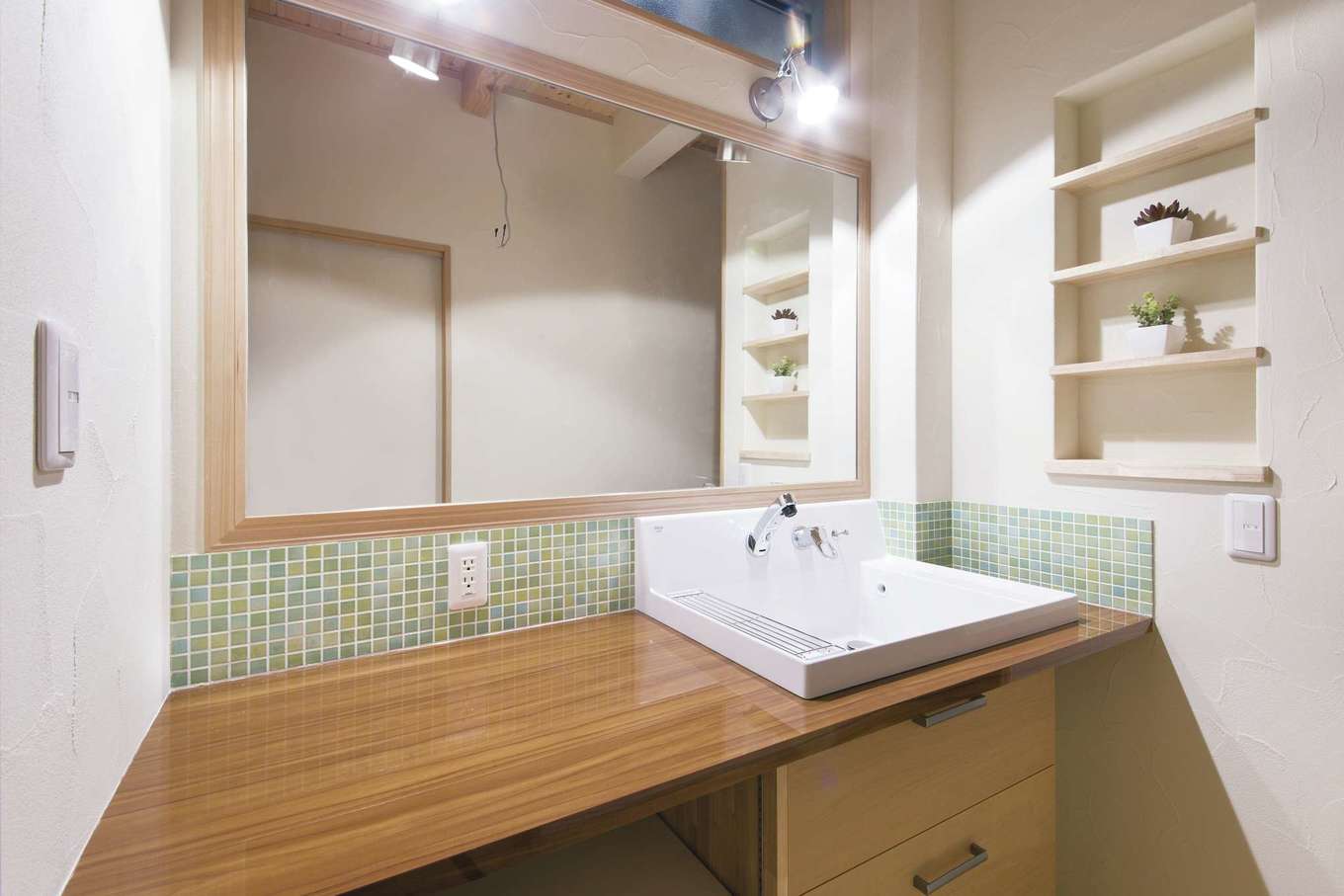 住まいるコーポレーション【デザイン住宅、収納力、自然素材】ワイドサイズの鏡と広いカウンターを設けた洗面スペース