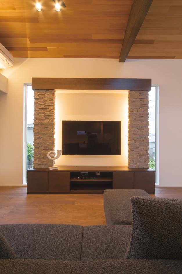 石貼りの柱と間接照明が格調高い空間を生み出す