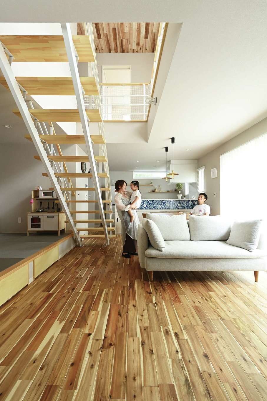 Yamaguchi Design 【デザイン住宅、子育て、自然素材】素材にもこだわったアメリカンスタイルのマイホーム。無垢フローリングになり、スリッパを使わなくなったと話すHさん。太陽光発電を搭載しているため、電気代も思ったよりも掛からなかったと教えてくれた