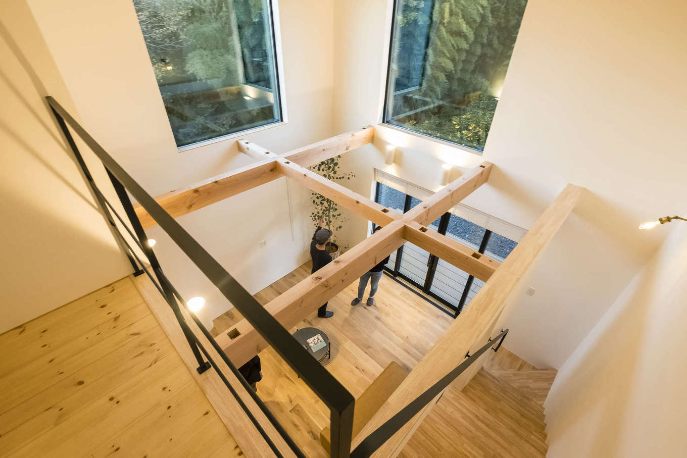 Hands Works（アオイ建築）【デザイン住宅、収納力、自然素材】ダイナミックな吹抜けのリビングに、高窓からたっぷりの光が降り注ぐ。これほどの大空間でも、吹付け断熱により冷暖房効率を逃がさない