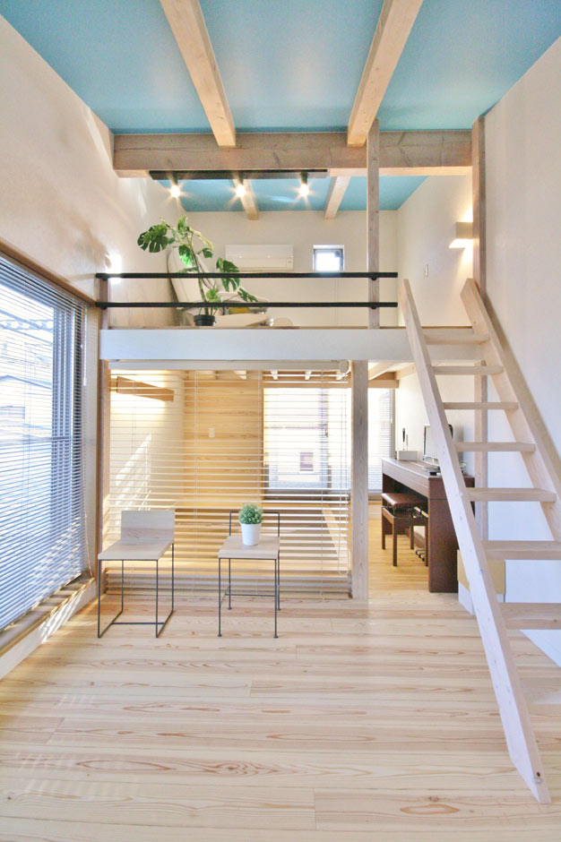 住たくeco工房【浜松市中央区船越町46-13・モデルハウス】勾配天井を活かして空間を広く見せる主寝室