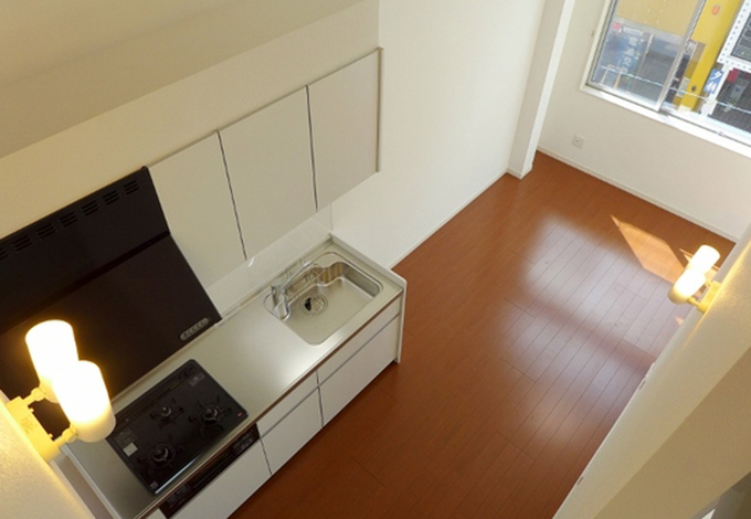 部屋の窓は大開口。街中のビル群に囲まれていますから少しでも明るさと開放感を得る工夫