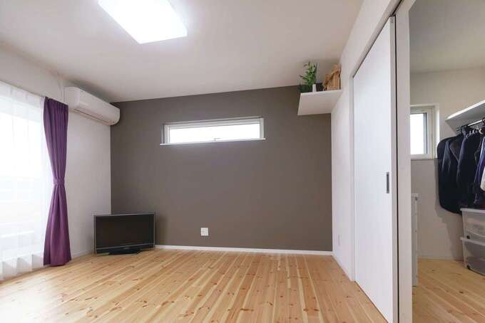 寝室はクロスのカラーで落ち着きを演出。広々としたウォークインにはサーフボードなど趣味のアイテムも収納