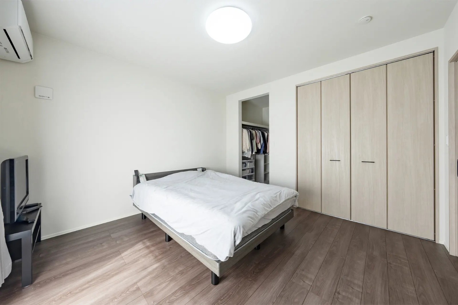 秀光ビルド｜落ち着いて眠れるようブラウンやナチュラルウッドのやさしい色合いで統一しました。