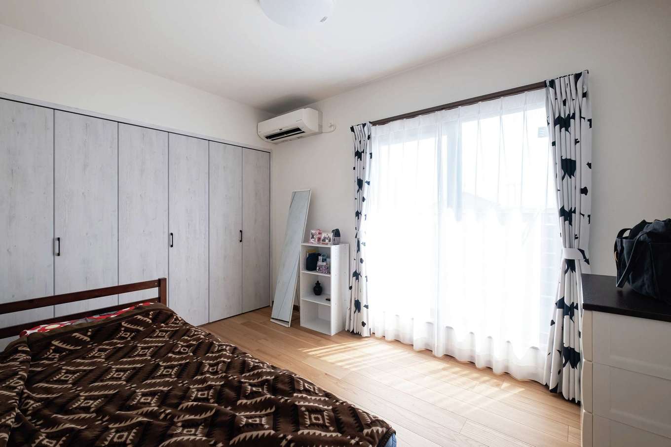 ぽっくハウス【リプルス】【デザイン住宅、収納力、趣味】「寝るだけだから」と寝室は広さもしつらえも控え目に。使いやすさを考慮し、ウォークインは廊下に出てすぐの場所に配置