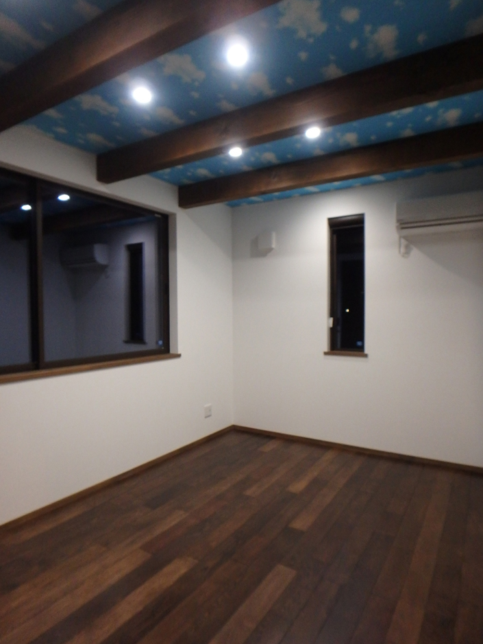 TDホーム静岡西 ウエストンホームズ【デザイン住宅、自然素材、間取り】子ども部屋には遊び心満載の空色天井にした