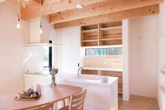 キッチンの背面収納は普段はオープンにして使いやすく。来客時には引き戸を閉めれば、生活感を瞬時に隠して美しく整った空間に