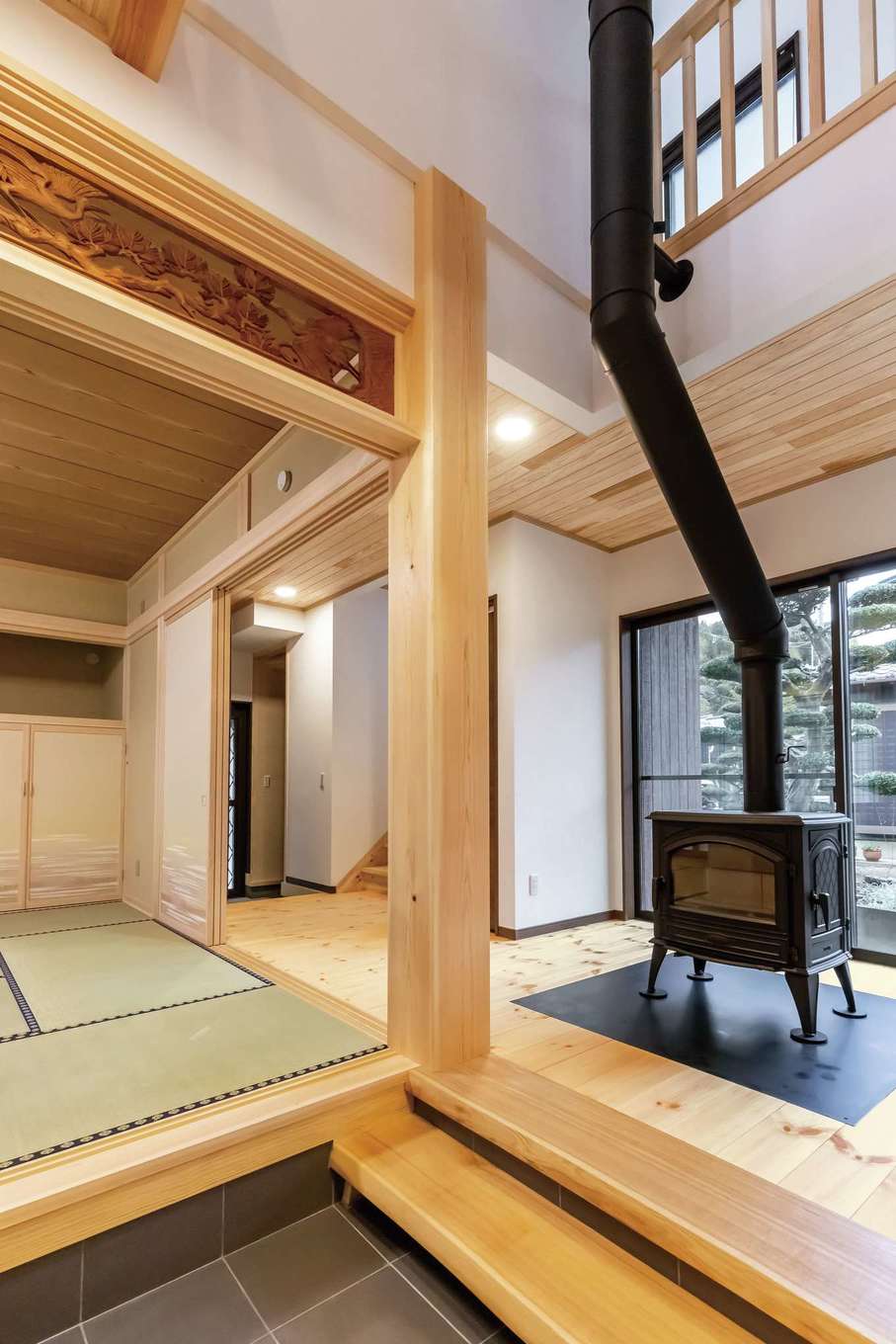 住まいるコーポレーション【子育て、二世帯住宅、自然素材】玄関に面した和室には旧宅の見事な欄間を再利用。玄関の意匠性を高めている