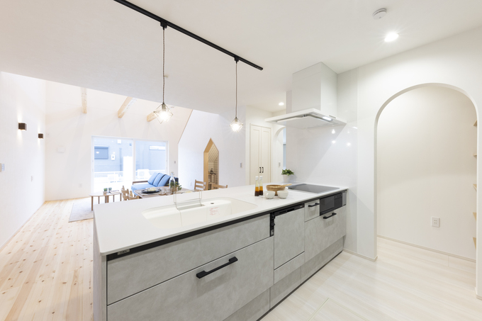 シンプルで機能的なキッチン、開放感あるオープンスペースに配置。効率的な家事動線を考慮した設計が魅力的である。