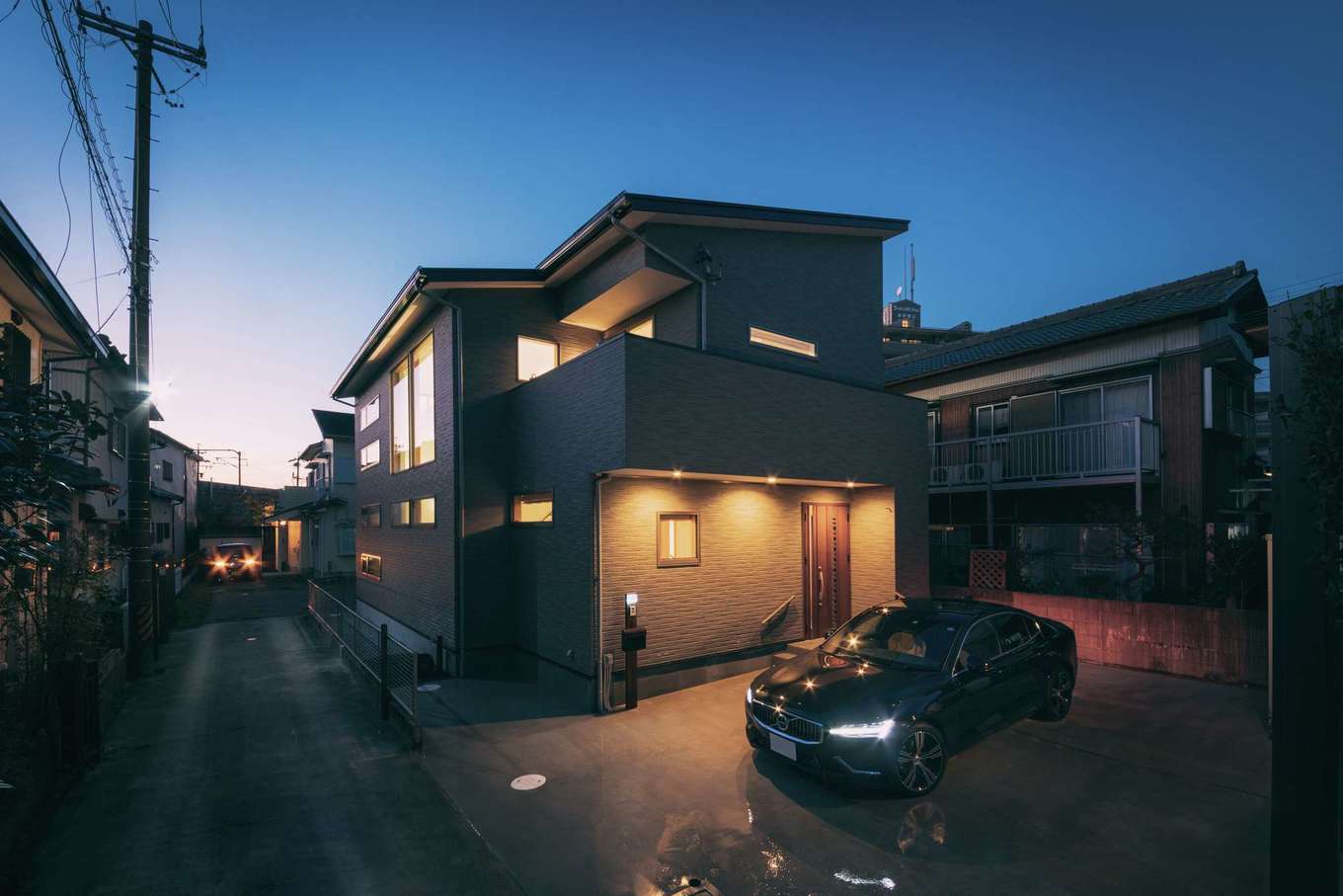 未来創建【二世帯住宅、省エネ、間取り】重厚感と気品に満ちたスタイリッシュな外観デザイン。初期投資費用0円の太陽光発電システムを導入し、ゼロエネルギーの低燃費な暮らしを楽しむ