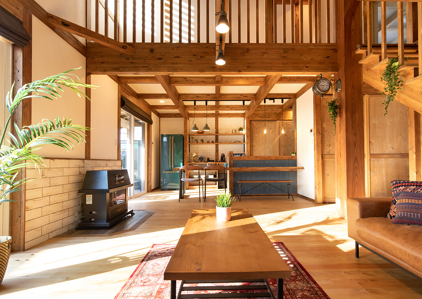 サイエンスホーム【静岡市葵区羽鳥本町4-32・モデルハウス】大黒柱と梁が大きな存在感を示す、開放感抜群のLDK。まるで森林浴をしているかのような心地よさに包まれる。2階までオープンにして空間をつなぐことで、家族の気配がごく自然に溶け合い、コミュニケーションも深まる