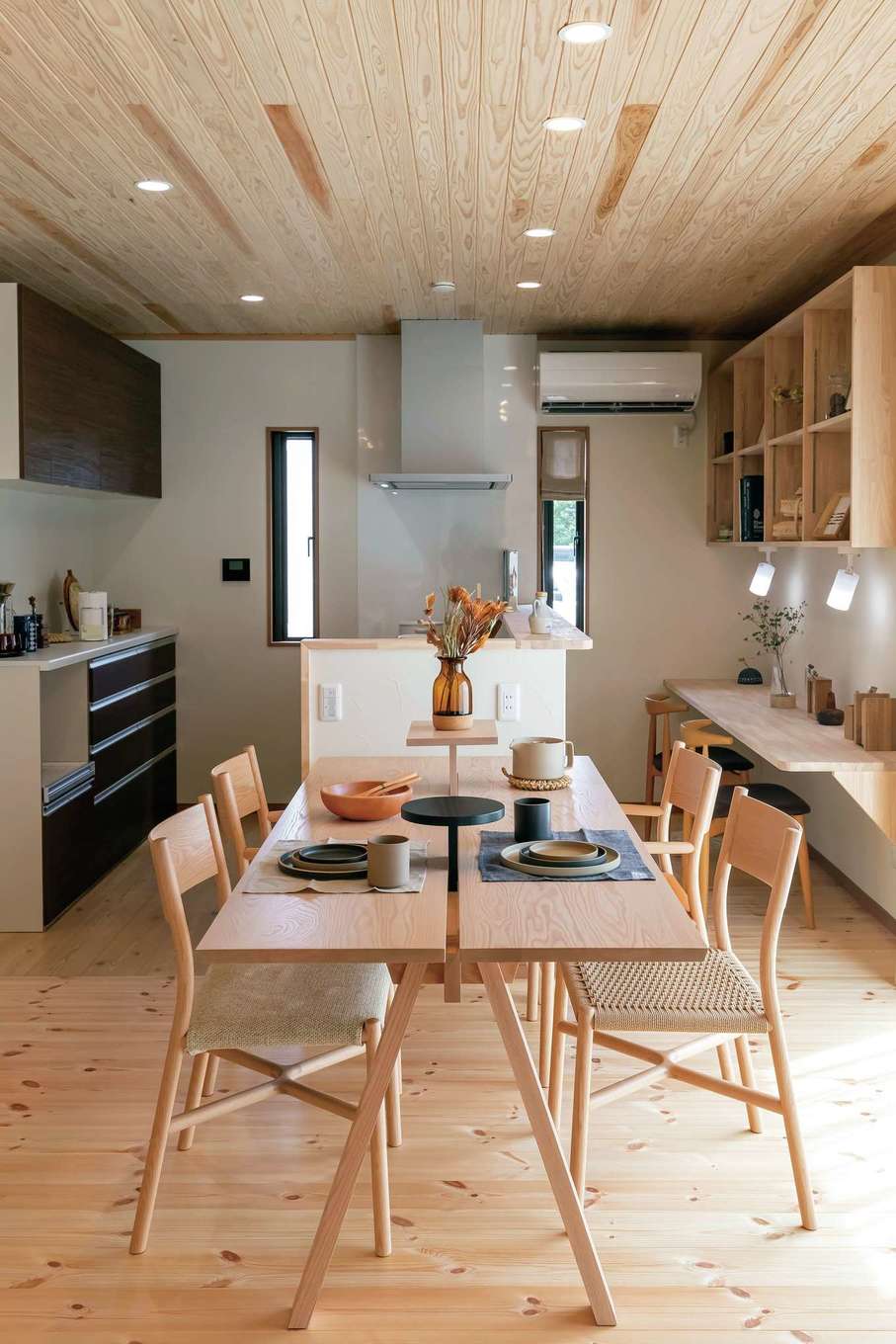 住まいるコーポレーション【デザイン住宅、自然素材、省エネ】ダイニングとキッチンは一列に配置し、片付けや配膳が便利に。子どもが手伝いをする習慣も自然と身につく
