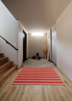 子どもが思春期になったとき、リビングを通らずに直接部屋に行けるよう玄関脇に階段を設けた