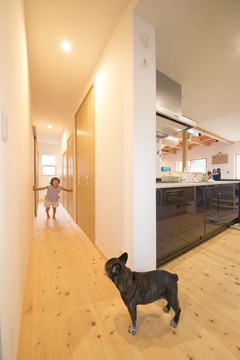 畳コーナーとキッチンから大きく回遊できる動線が便利