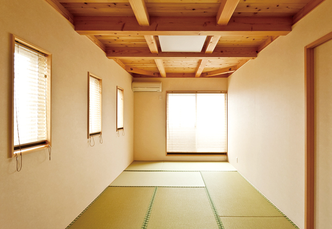気軽にごろごろできるからと、寝室は洋風和室に