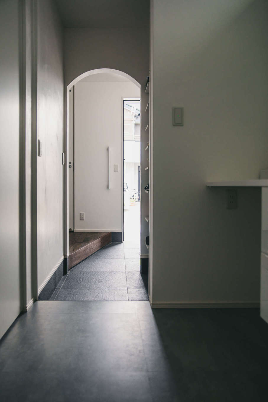 nattoku住宅【デザイン住宅、収納力、間取り】玄関からリビングへと、洗面・脱衣室へのルートと2方向の動線を確保。外からどろんこで帰宅しても、洗面で手を洗って、汚れ物をランドリーに収めてからリビングに入れるので、部屋が汚れる心配がない