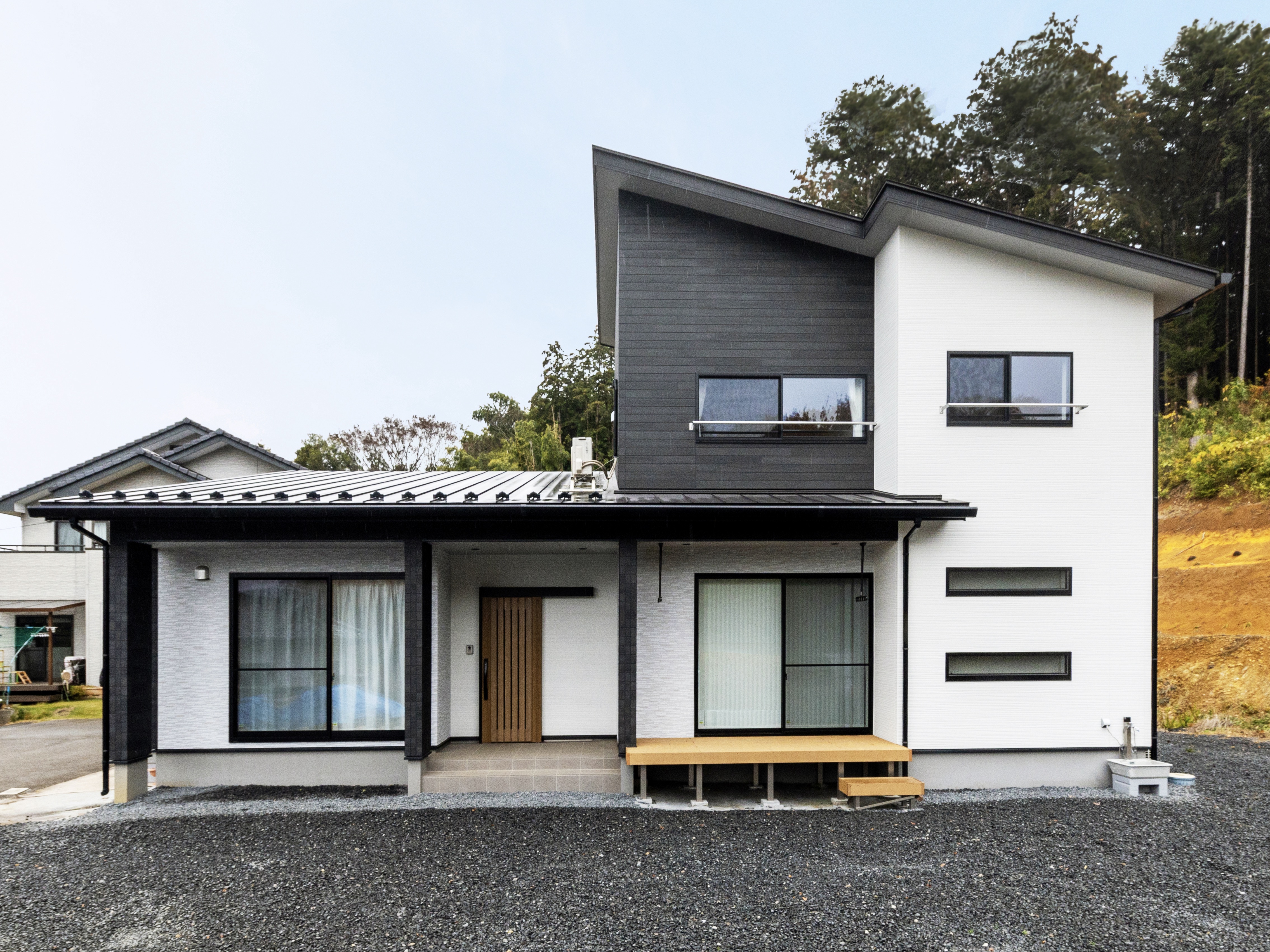 エスホーム｜日常生活の大部分を１階で過ごせるように設計。２階には子供部屋のみのため、１階と２階の大きさが異なるユニークな形状になった。