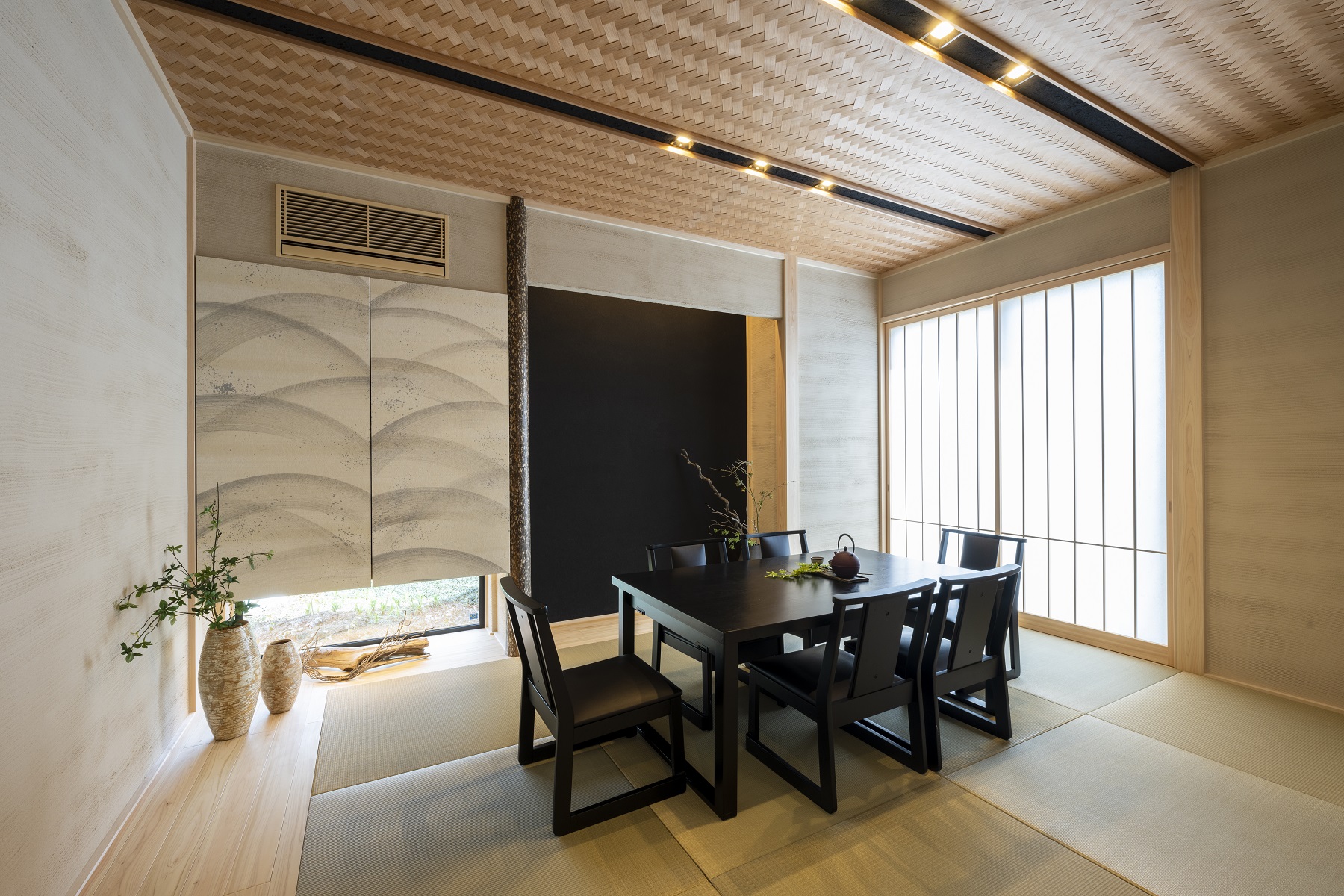 日本ハウスホールディングス 岐阜｜畳が敷かれた上品な和室。落ち着いた色合いのテーブルと椅子が配置され、伝統的な和の雰囲気を持ちながらもモダンな印象を持つ。