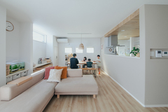 ダイニングに家族が集まる休日の朝食時間。明るく開放的なナチュラルモダン空間が、居心地の良さを感じさせる。リビングの壁面には収納カウンターを設けてあり、ちょっとものを置いたり、飾ったりするのにも重宝している