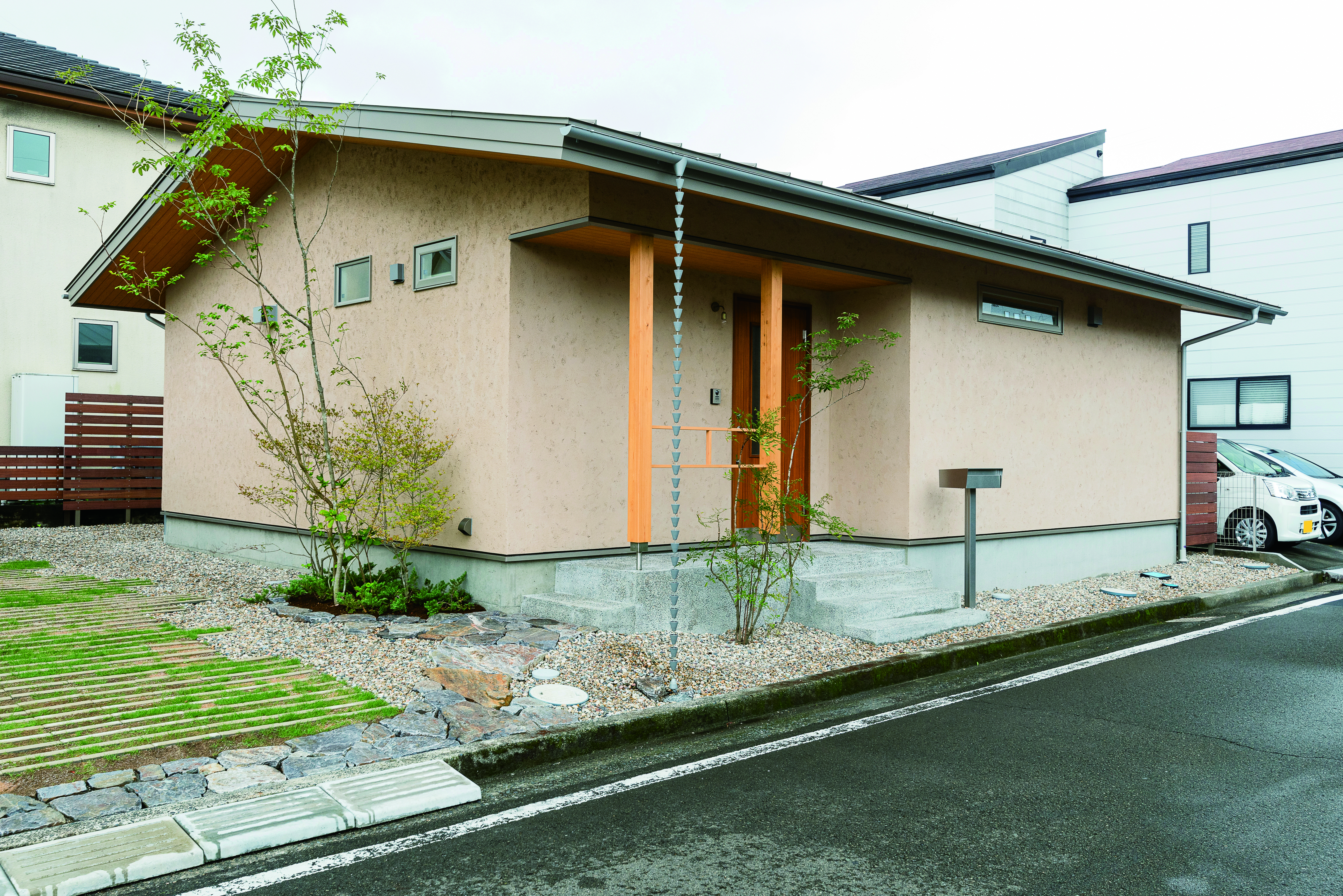 仲田工務店【趣味、間取り、平屋】外観は風合いの豊かなそとん壁。雨水の流れを楽しめるくさり樋が和の情緒を感じさせてくれる