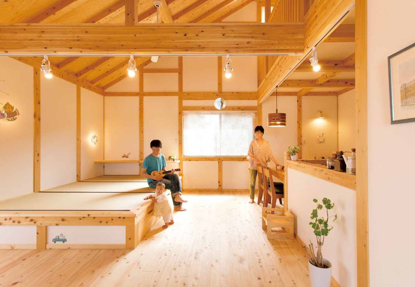 サイエンスホーム【1000万円台、自然素材、平屋】柱と梁を現しにした真壁づくりのLDK。3.5畳の小上がりの畳コーナーを設け、Wリビング仕様に。昼寝する赤ちゃんの様子を見ながら料理できるので奥さまも安心。畳の下は収納スペースで、おもちゃやオムツなどをさっとしまえて便利