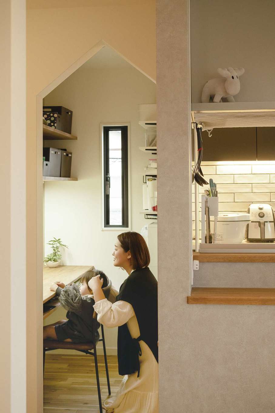 三和建設【デザイン住宅、子育て、間取り】キッチンに隣接したスタディコーナー。奥さまのヘアメイクや子どものおしたくの際にも便利に使える。三角の垂れ壁がかわいい