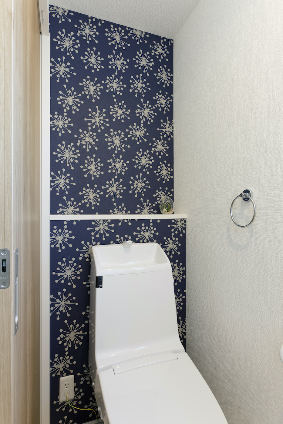 イデキョウホーム【デザイン住宅、省エネ、間取り】トイレなら個性的な壁紙にも挑戦しやすい