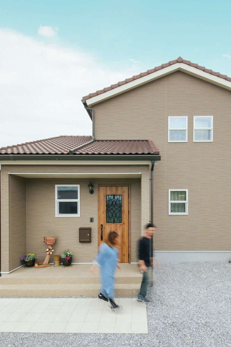 子育て安心住宅 Design Craft Office【デザイン住宅、省エネ、間取り】西洋瓦を用いた南欧風の外観。玄関ポーチを広くとり、鉢植えをおしゃれに並べてカフェのような雰囲気を演出