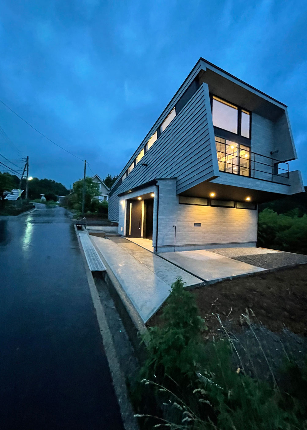 TENアーキテクツ 一級建築士事務所【デザイン住宅、建築家、スキップフロア】南東方向から見た外観。大きなベランダを設け、富士山ビューを楽しむつくり。ベランダの下はゲスト用の駐車場として使用できる