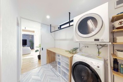 清潔感のあるランドリールーム。効率的な動線と収納力に優れ、家事が楽しくなる工夫が施されている。