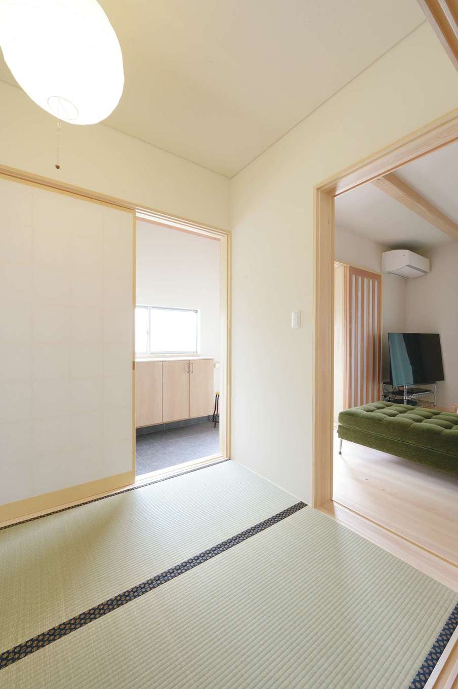 福工房【デザイン住宅、子育て、自然素材】玄関やLDKとつながる和室は、視覚的な広さをもたらし、閉じれば客間に